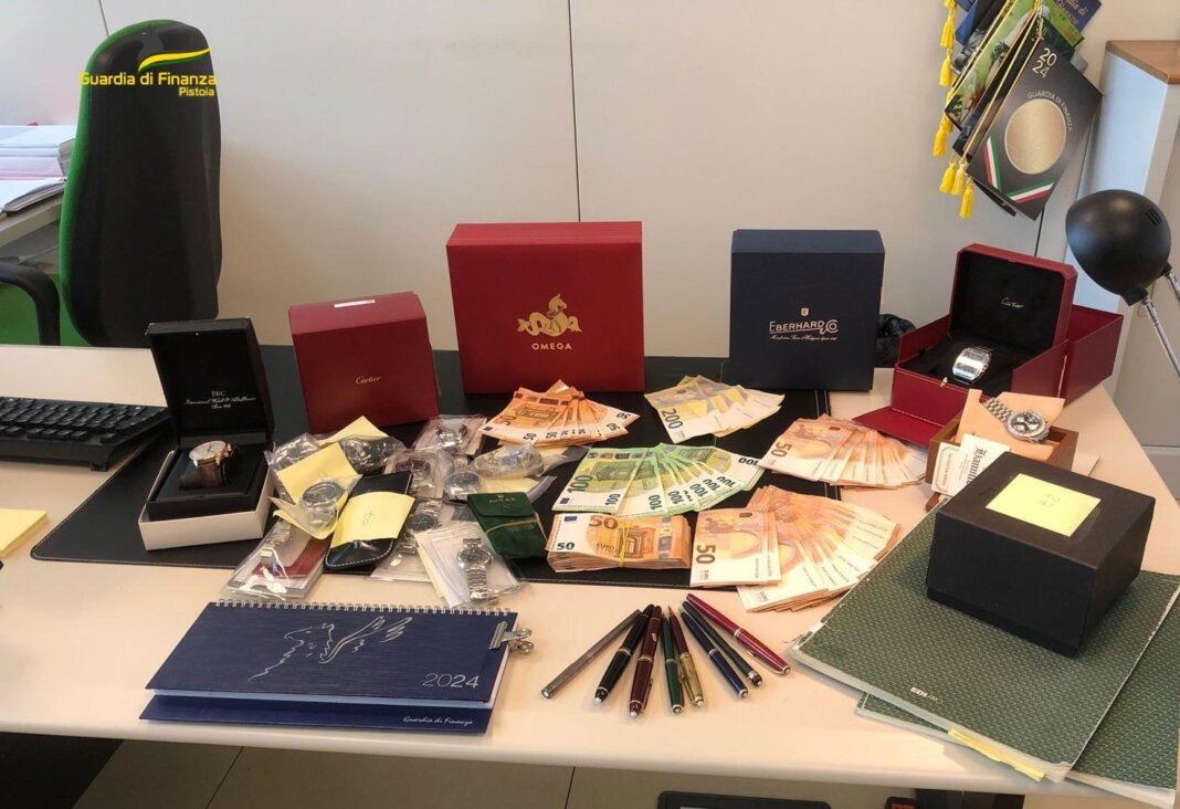 Denaro e beni di lusso provento di furto sequestrati dalla Guardia di Finanza di Pistoia (foto Sala Stampa Guardia di Finanza)