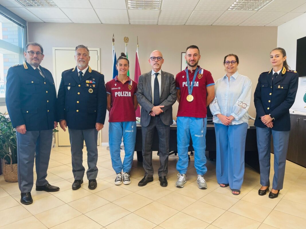 Gabriele Rossetti e Giulia Gabbrielleschi ricevuti in Questura a Pistoia (foto FB Questura di Pistoia)