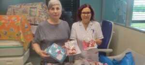 La consegna dei completini neonatali dall'associazione Cuori di Maglia (foto Asl Toscana Centro)