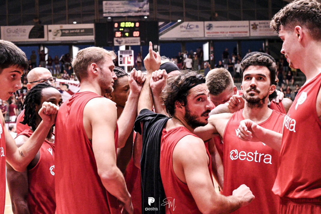 Il Pistoia Basket 2000 vince al PalaMacchia di Livorno il primo test precampionato (foto Pistoia Basket 2000)