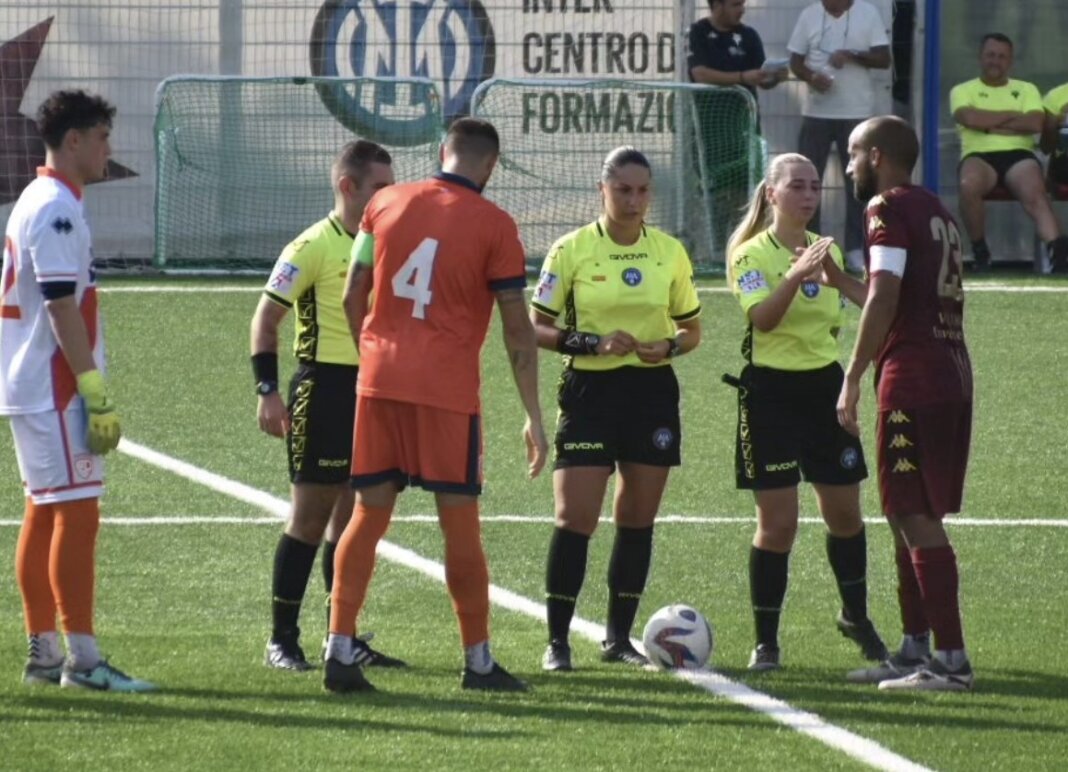 Il calcio d'inizio del test della Pistoiese con il Tau Calcio