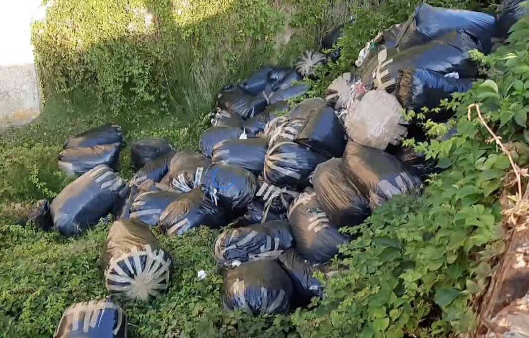 Oltre 120 sacchi di rifiuti abbandonati nel giardino di Villa Baldi ad Agliana (foto Legambiente Quarrata)