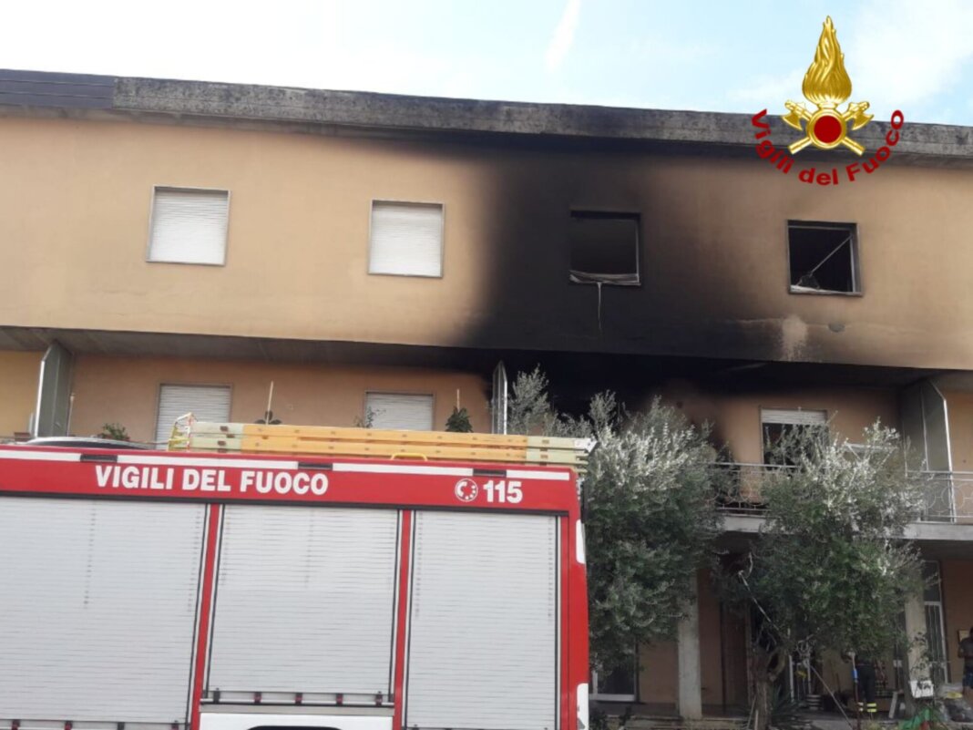 Incendio alle prime ore del mattino in un appartamento di via Coluccio Salutati a Pistoia (foto vigili del fuoco)