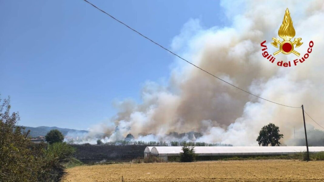 Fiamme lambiscono le case a Larciano