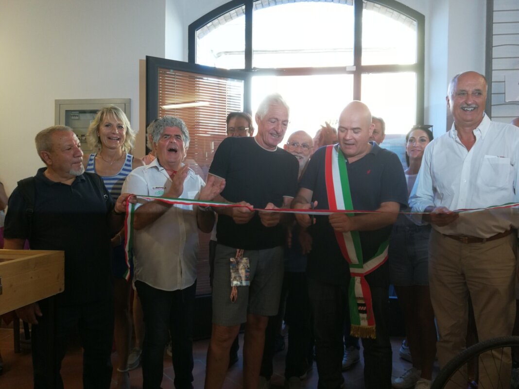 Francesco Moser, Maria Mosole e il sindaco Romiti inaugurano la mostra di 50 anni di ciclismo a Quarrata (foto ufficio stampa)