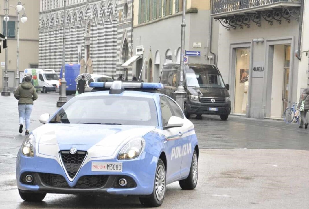 Spacca i vetri di un auto per rubare: individuato e arrestato