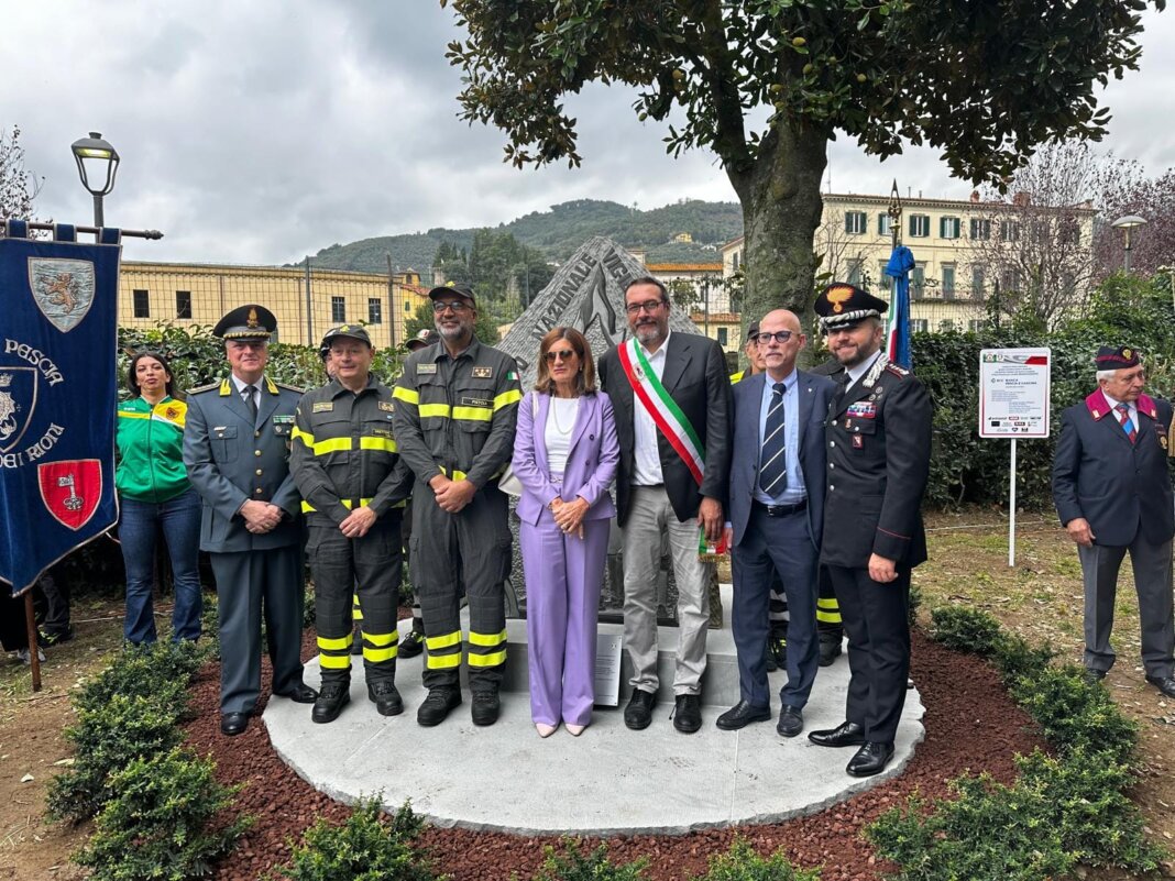 Inaugurato a Pescia un monumento in memoria dei caduti dei vigili del fuoco