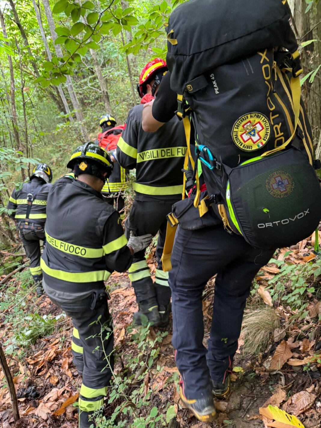 Finiscono giù nel dirupo con l'auto, un ferito recuperato da vigili del fuoco e Sast