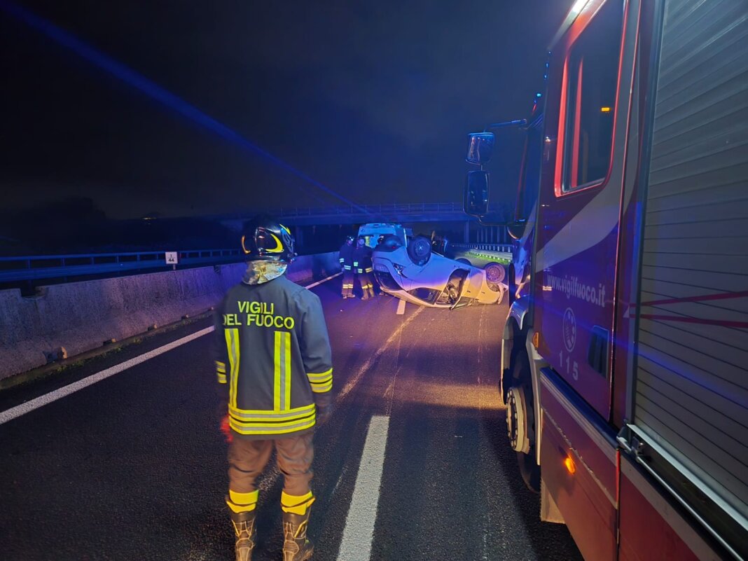 Perde il controllo dell'auto e si ribalta sulla A11