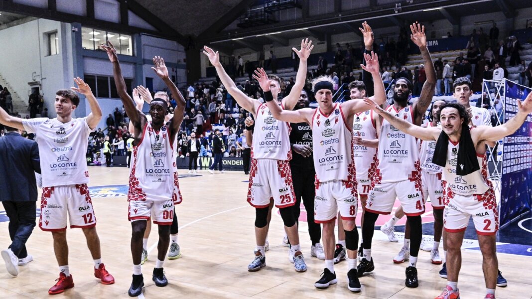 Un canestro di Rowan sulla sirena regala al Pistoia Basket iul successo a Cremona