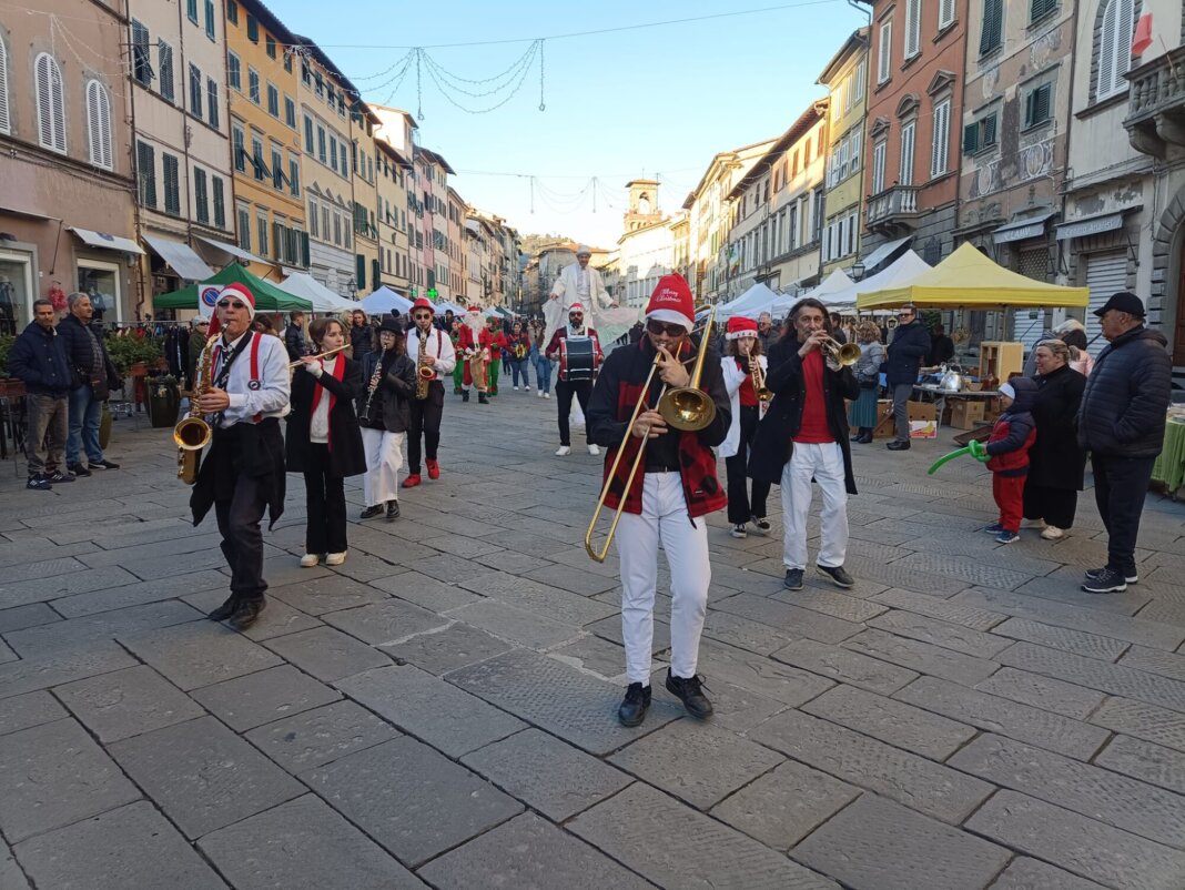 Con le Bancarelle in Piazza al via le iniziative di Natale di Pescia