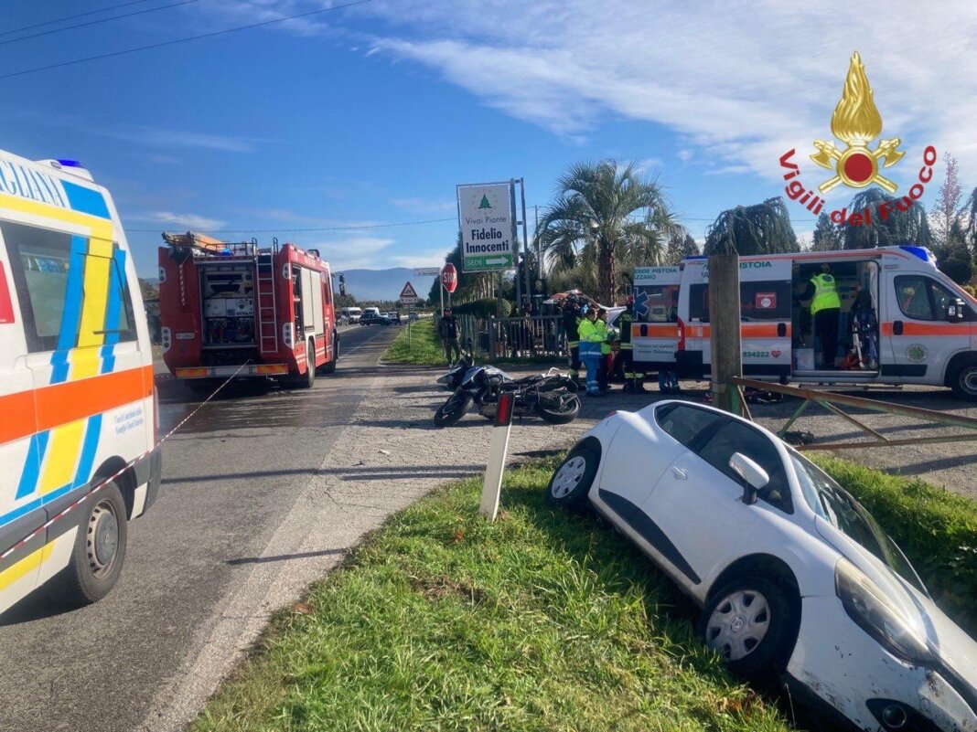 Finisce sotto l'auto nel fosso dopo lo schianto in moto