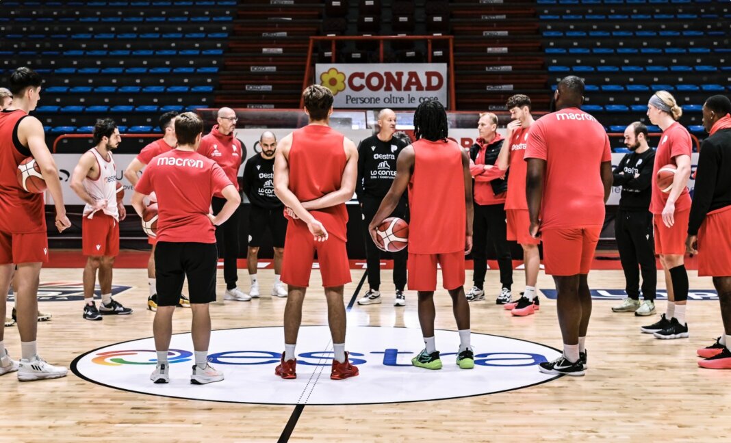 Il Pistoia Basket 2000 nella tana del Sassari: debutto amarcord per coach Markovski