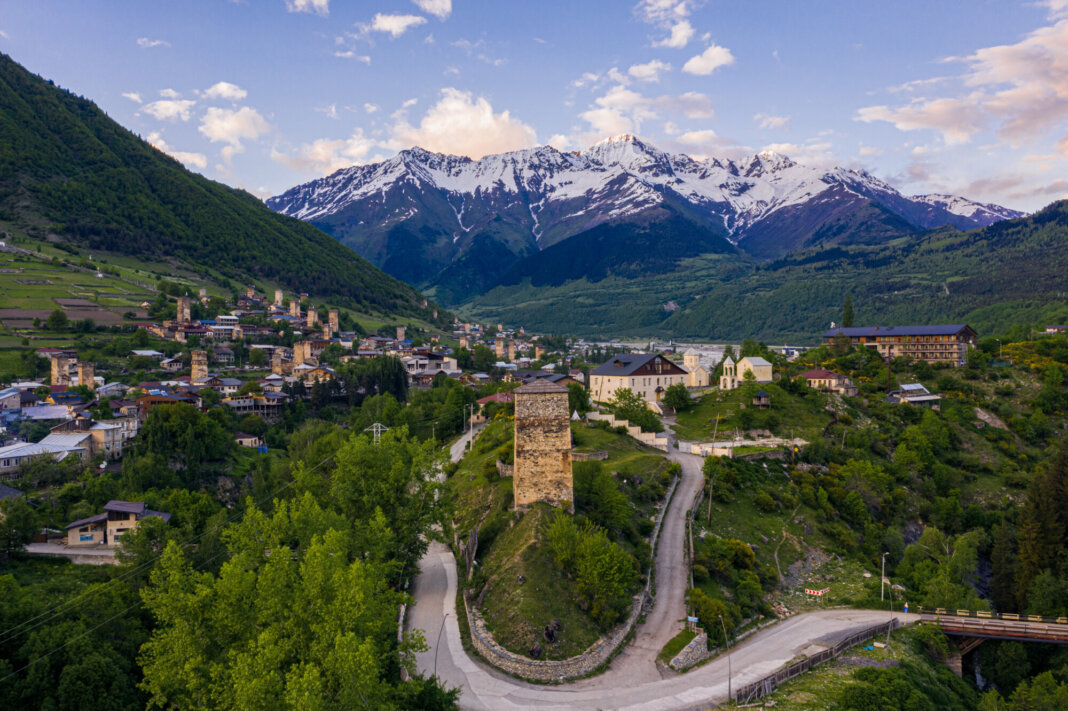 Paese con paesaggio montano (Fonte: Immagine di wirestock su Freepik)