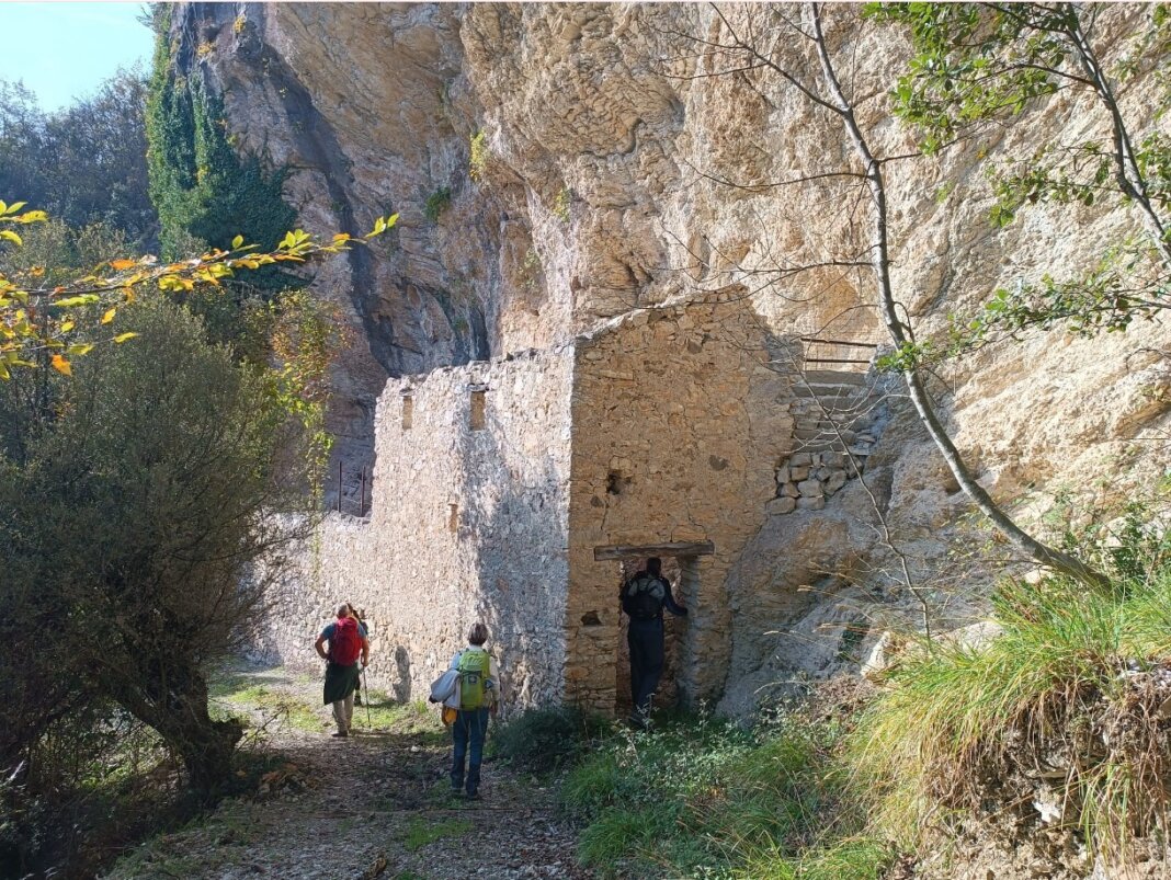 Veduta di un antico forte sulla tratta Popiglio-Vico Pancellorum, del Cammino di San Bartolomeo (Fonte: Facebook/Cammino di San Bartolomeo)