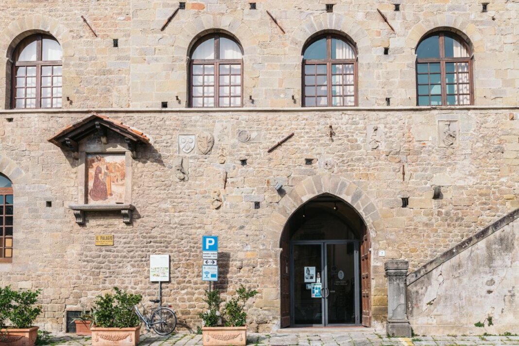 Una scultura in gesso di Giuliano Vangi alla gipsoteca Libero Andreotti