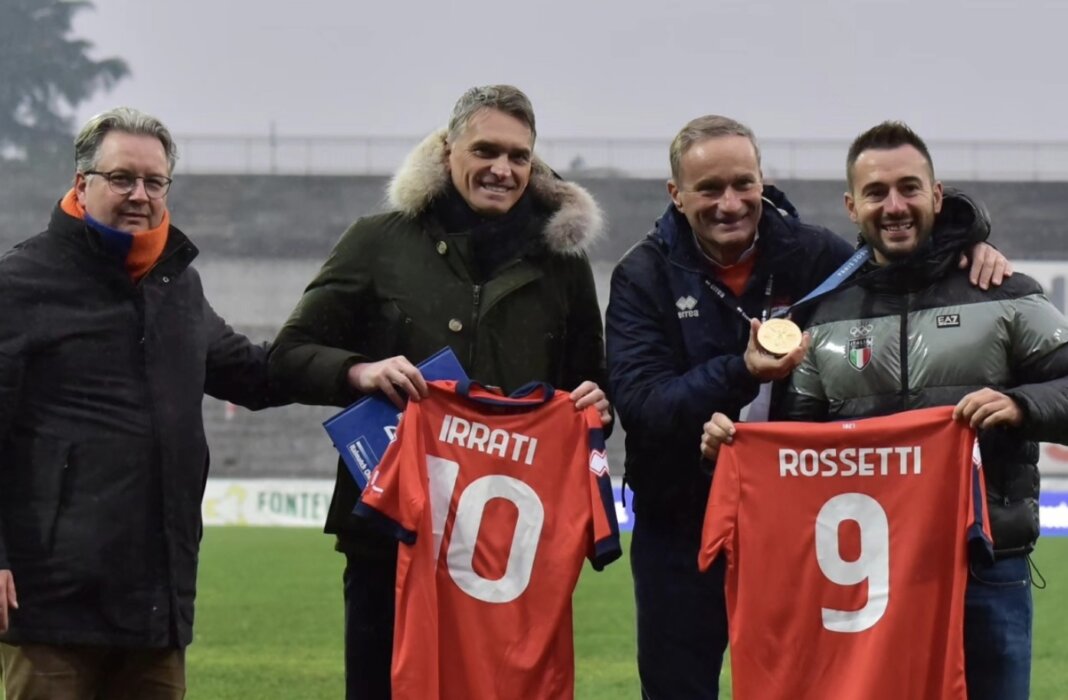 Una maglia della Pistoiese per l'ex arbitro Irrati e l'olimpionico Rossetti