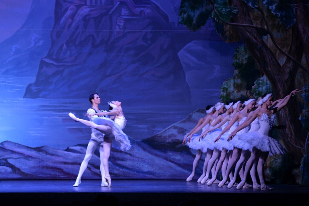 La grande danza al teatro Manzoni di Pistoia con 'Il lago dei cigni'