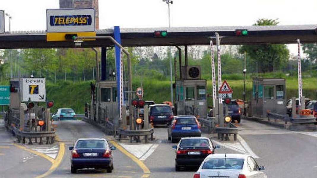 Lavori alla segnaletica, chiuso per una notte il casello di Pistoia della A11