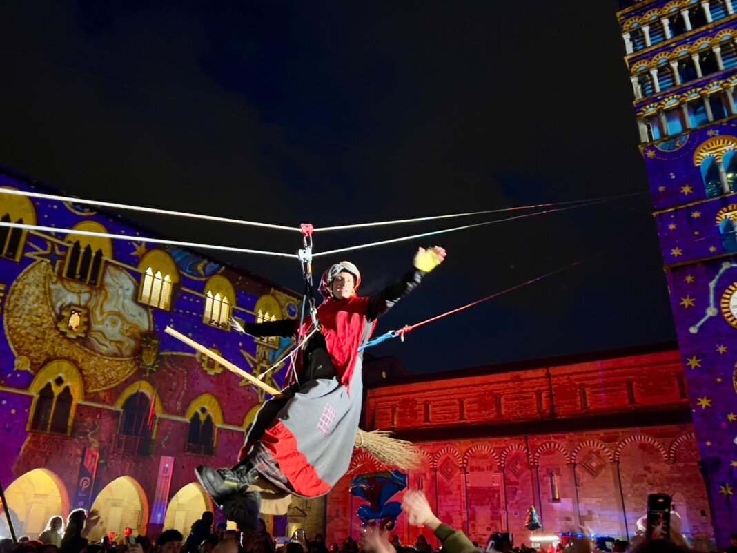 Festa per l'Epifania: la Befana si è calata dal campanile del duomo