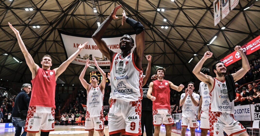 Il Pistoia Basket 2000 interrompe il digiuno dopo due mesi e mezzo rimontando Varese