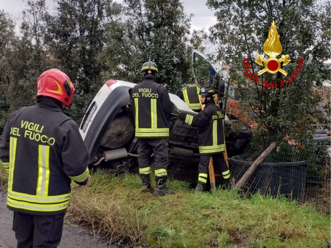 Finisce fuori strada con l'auto, liberato dalle lamiere dai vigili del fuoco