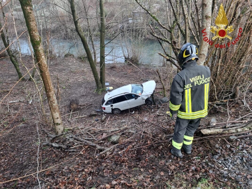 Finisce fuori strada con l'auto fra Pontepetri e Campotizzoro