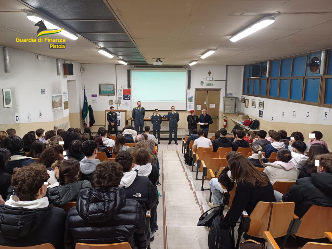 Guardia di Finanza, lezione di educazione alla legalità economica al Pacini di Pistoia