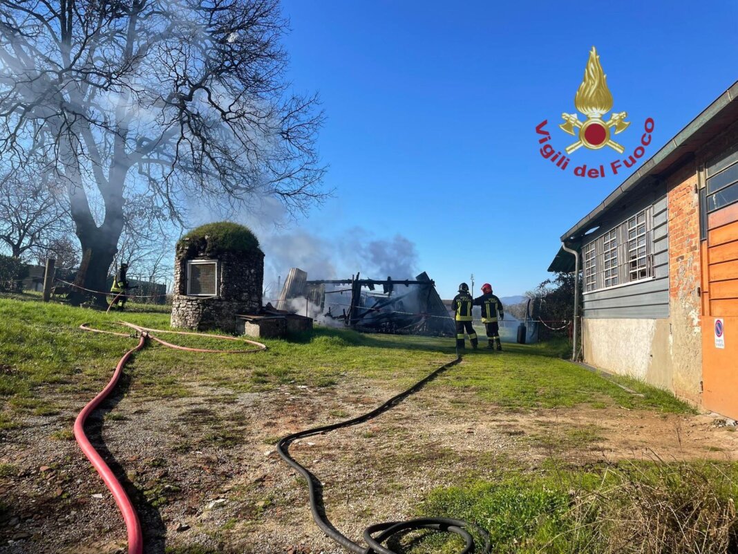 Fiamme in un annesso agricolo di Larciano: intervengono i vigili del fuoco