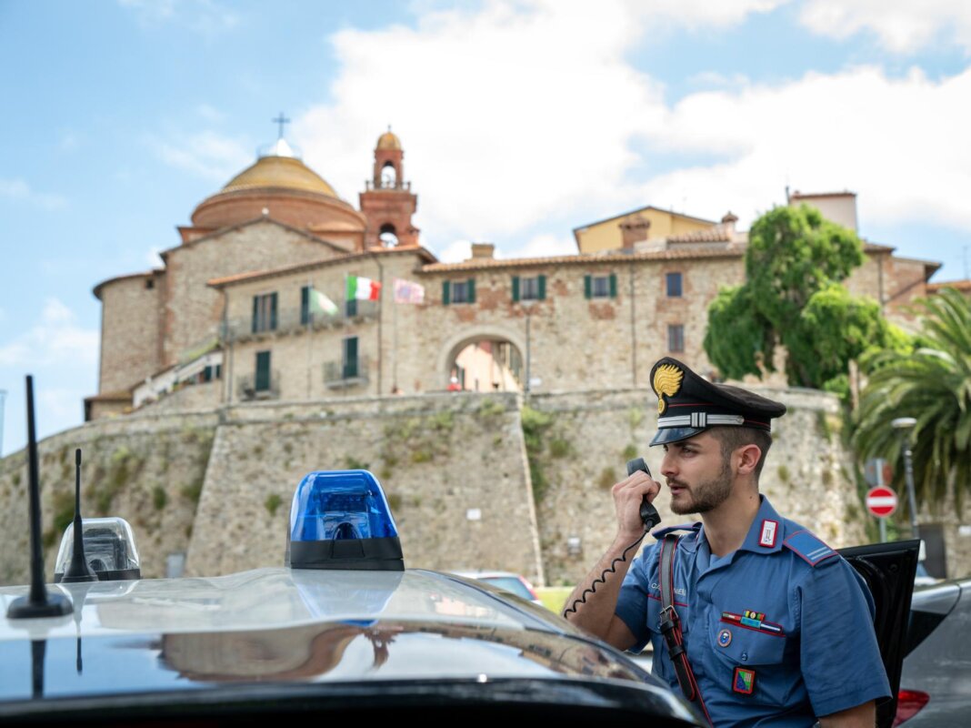 Trovato a rubare in una casa si barrica all'interno: arrestato