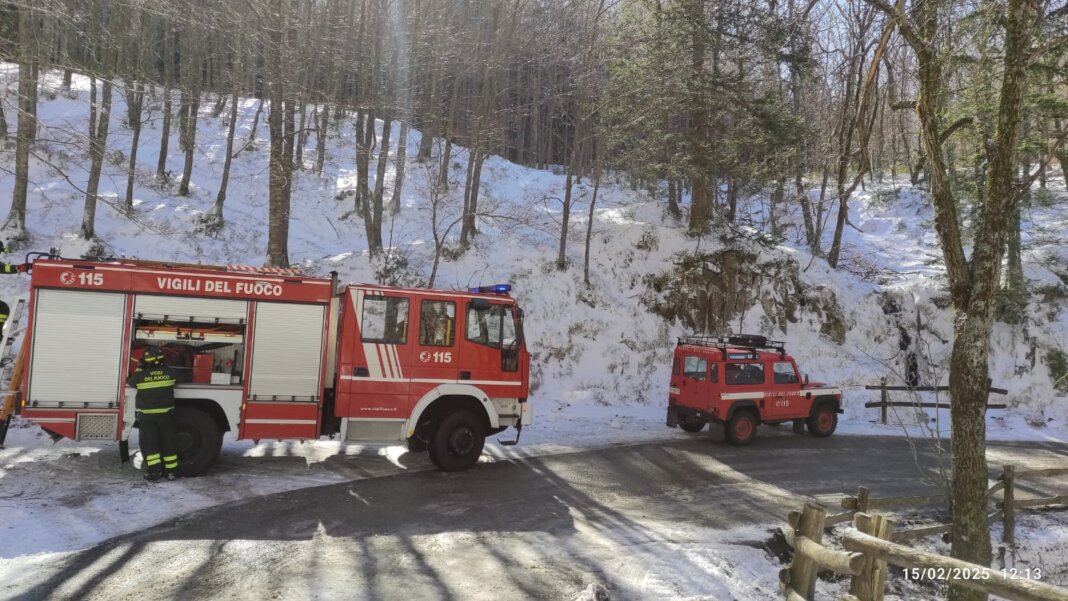 Camion dei rifiuti esce fuori strada a causa del ghiaccio