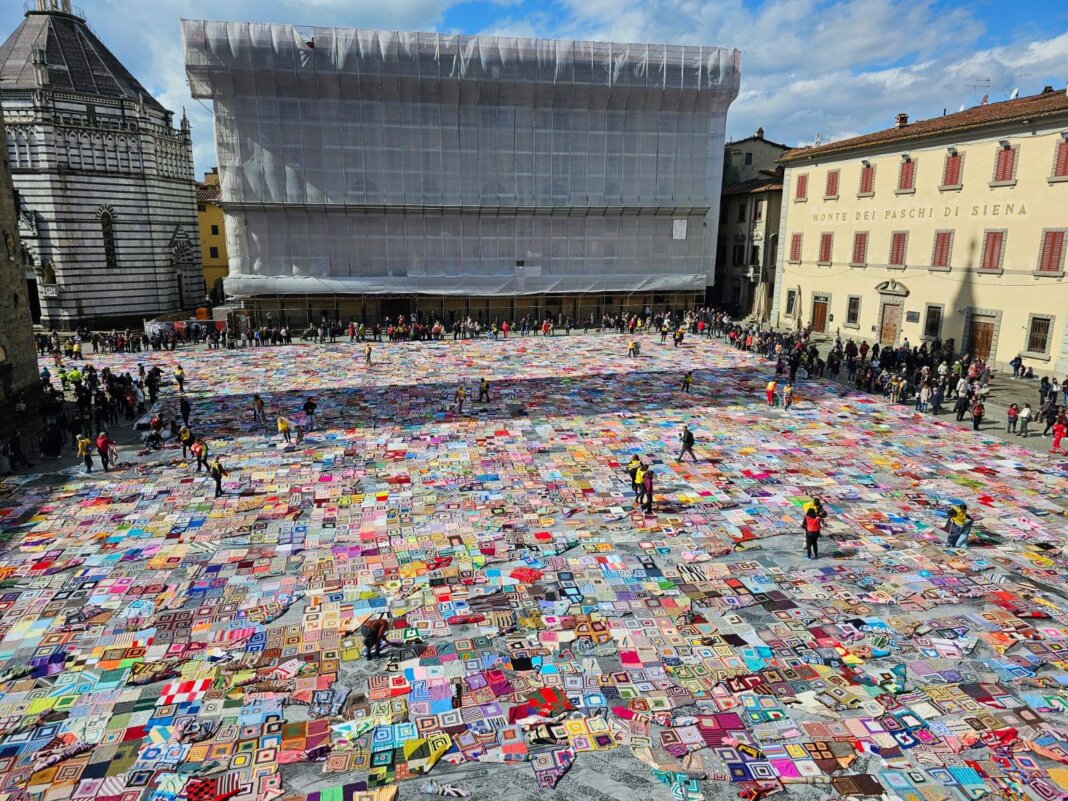 Festa della donna, in piazza del Duomo c'è l'opera 'Viva Vittoria Pistoia'