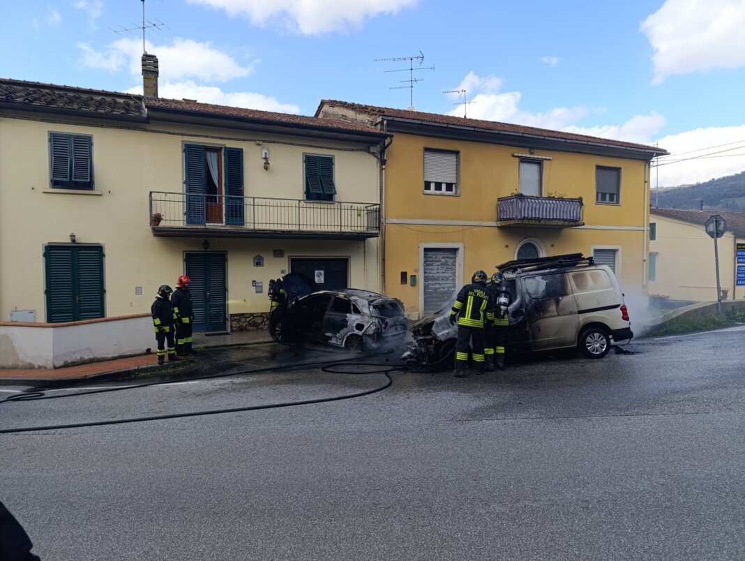 Auto in fiamme coinvolge mezzo in sosta: paura a Ponte di Serravalle