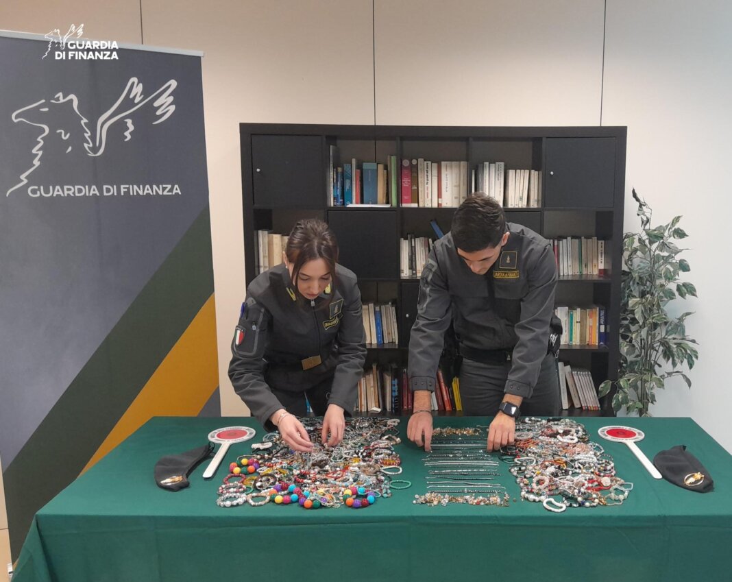 Prodotti non conformi in vendita anche in note catene: scattano sequestri e multe