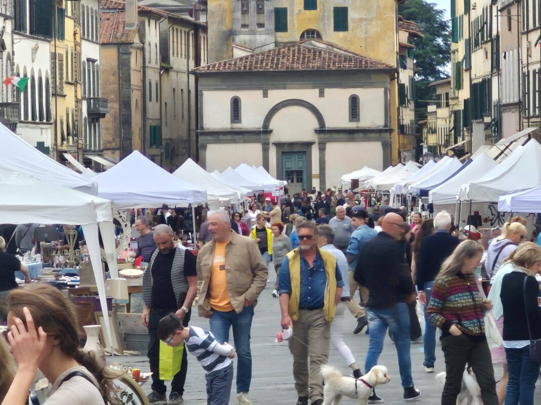 Tornano le bancarelle dell'artigianato con Pescia Antiqua