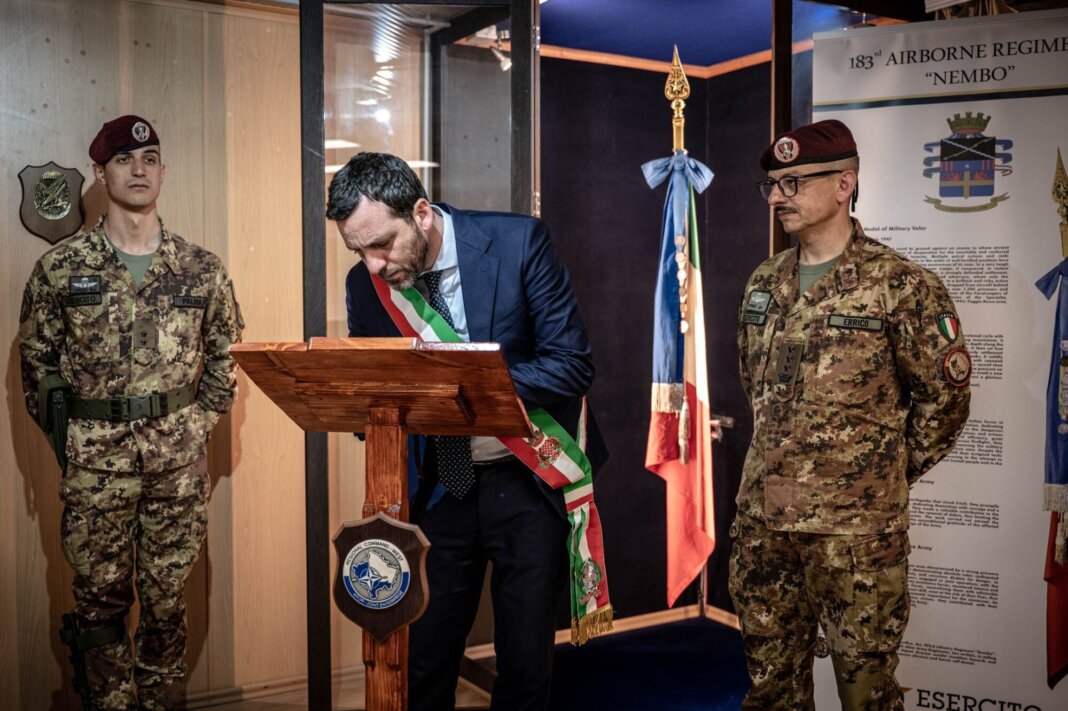 Il sindaco di Pistoia Tomasi in visita ai paracadutisti in missione in Kosovo