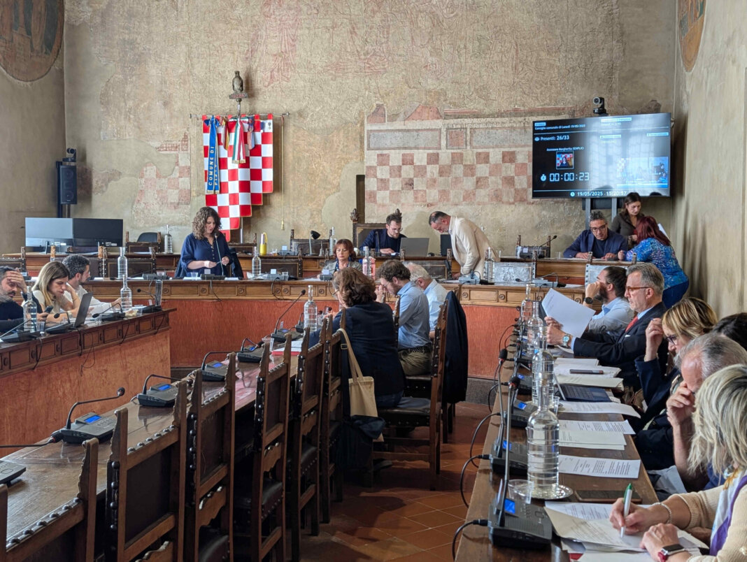 Dalla manutenzione del verde all'estensione della rete idrica: ok in Consiglio alla variazione di bilancio