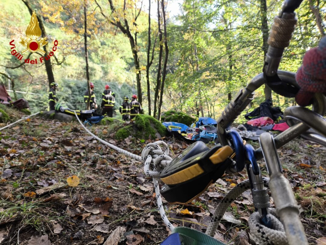 Ciclista cade e si fa male a Valdibrana, intervengono 118 e vigili del fuoco