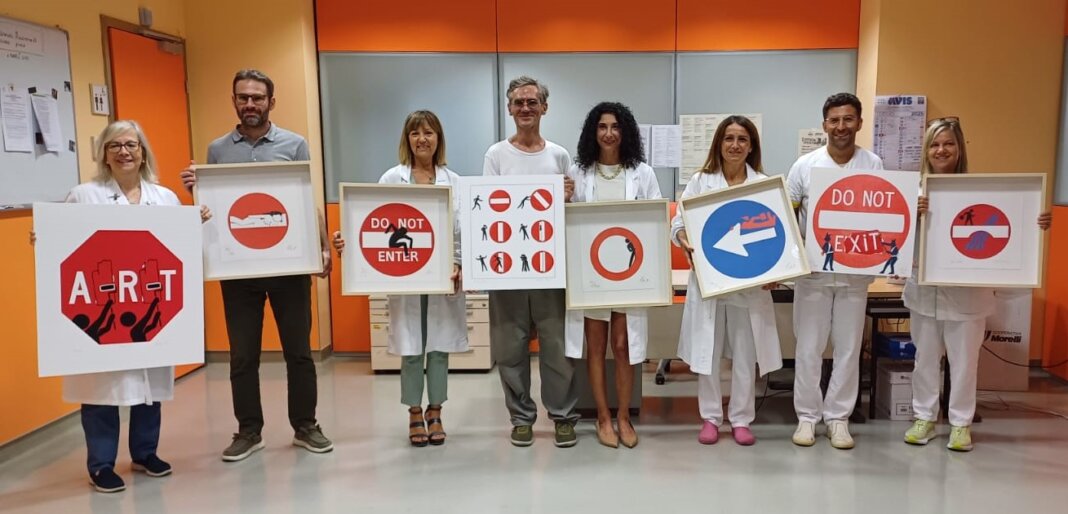 Dallo street artist Clet una donazione di opere alla radiologia del San Jacopo