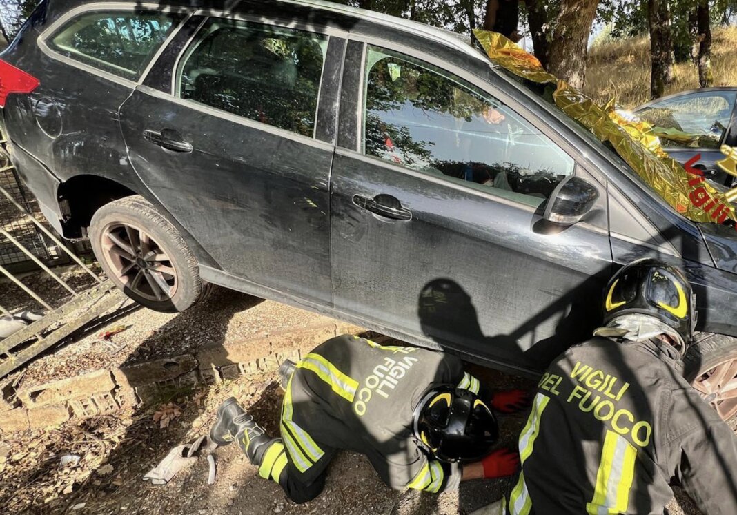 Resta incastrata nell'auto dopo l'incidente: liberata dai vigili del fuoco