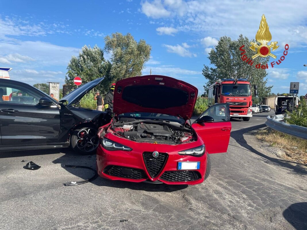 Intrappolato nell'auto dopo lo scontro liberato dai vigili del fuoco