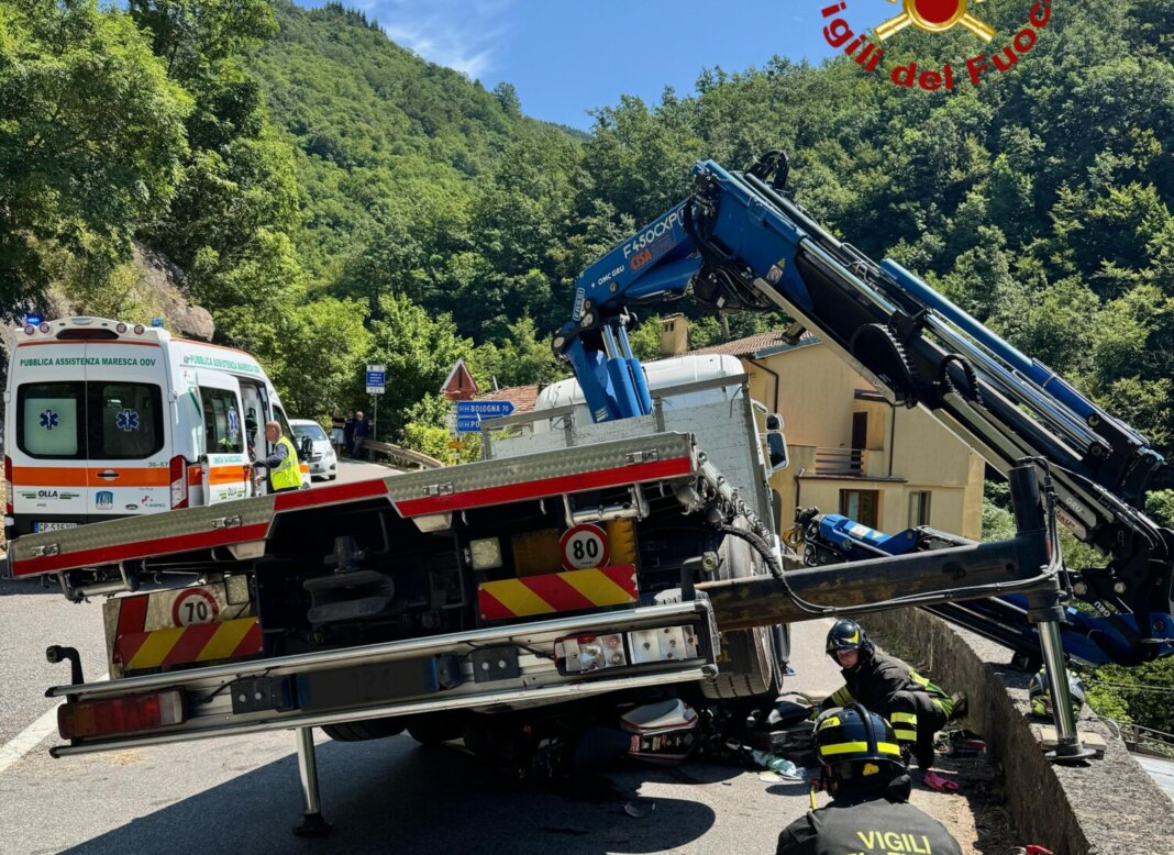 Rimane intrappolato sotto l'asse del tir dopo l'incidente