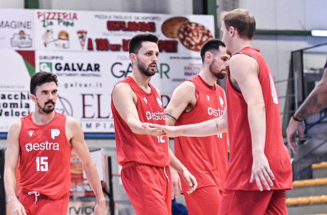 Cresce il Pistoia Basket 2000 e fa suo il testa a testa con Rieti ad Arezzo