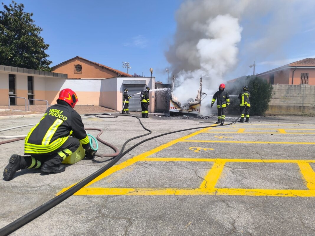 In fiamme un furgone per il trasporto animali all'ingresso dell'ippodromo di Montecatini