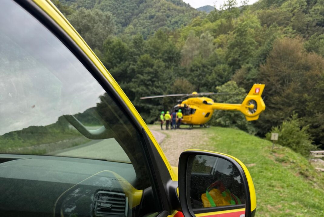 Cade per 50 metri in un dirupo, recuperato dal Soccorso Alpino