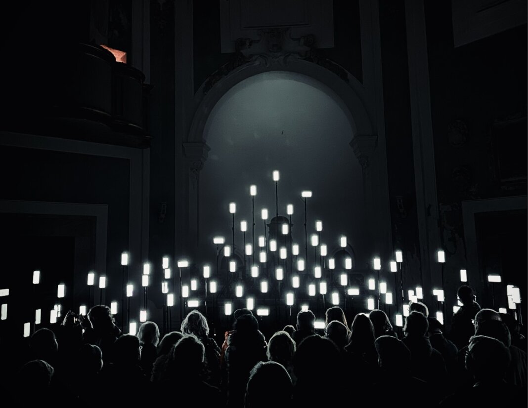 Una installazione con 130 telefonini accesi per il Festival Crtl+Alt+Civico569