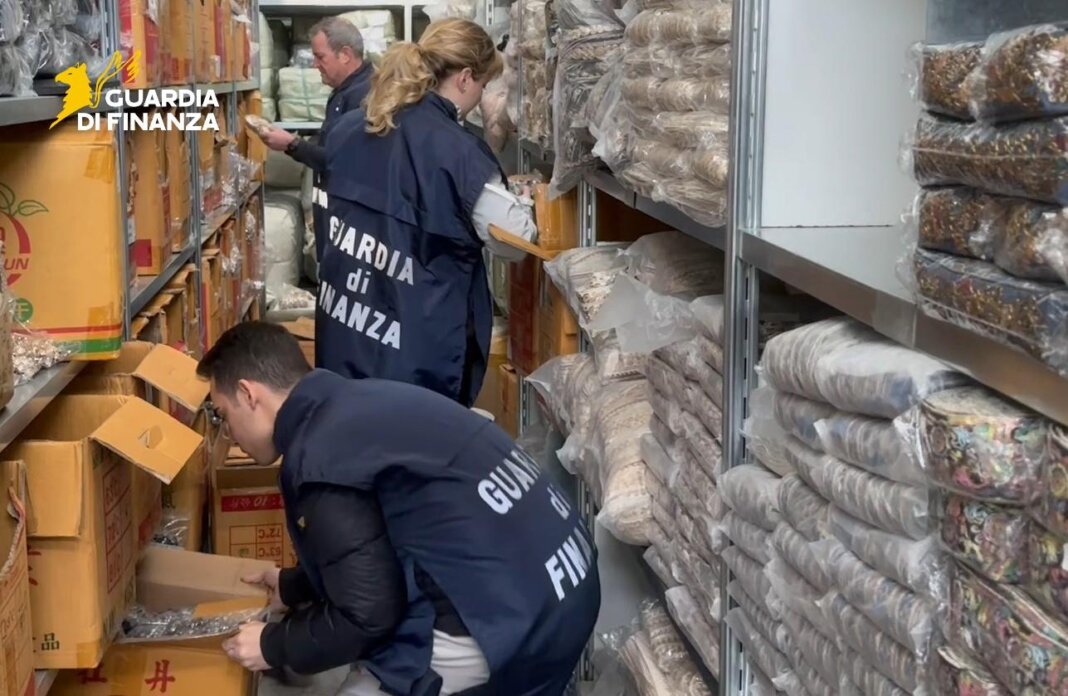 Sugli scaffali prodotti di cancelleria senza etichette e informazioni: scatta il sequestro