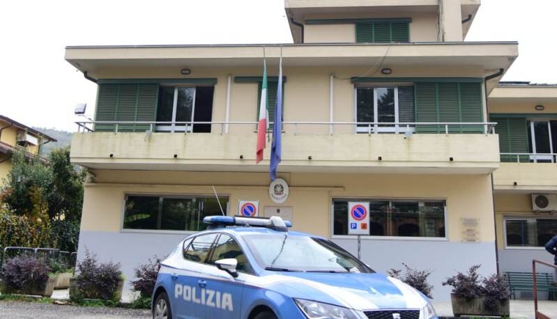 Tenta di entrare in commissariato dove la compagna lo denuncia per maltrattamenti: arrestato Tenta di entrare in commissariato dove la compagna lo denuncia per maltrattamenti: arrestato