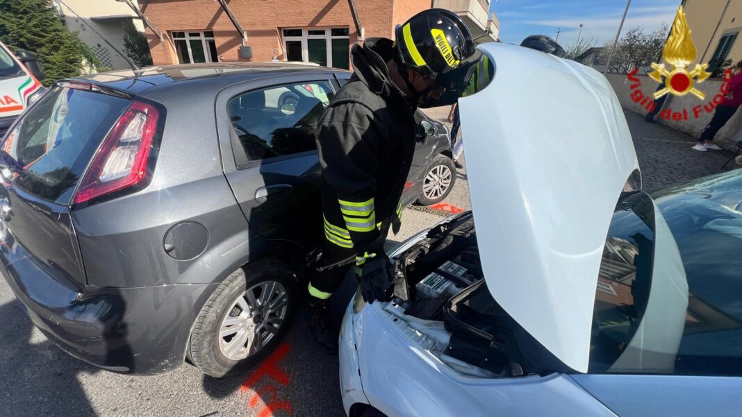 Scontro fra due auto a Valenzatico, arrivano anche i vigili del fuoco