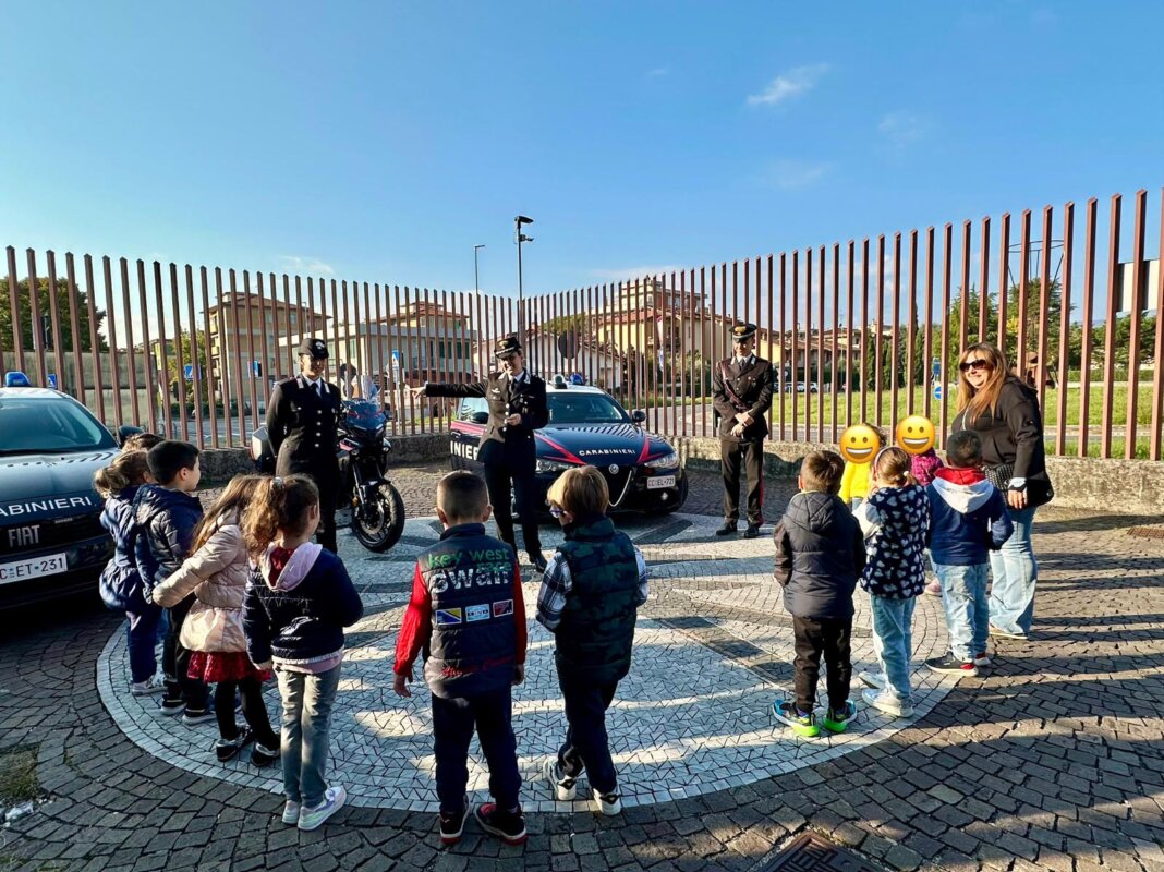 In visita alla caserma dei carabinieri di Pistoia i bambini della scuola dell'infanzia Marino Marini